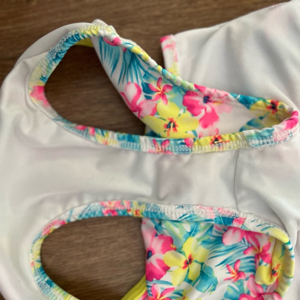 Swimsuits - Picture 3 of 4